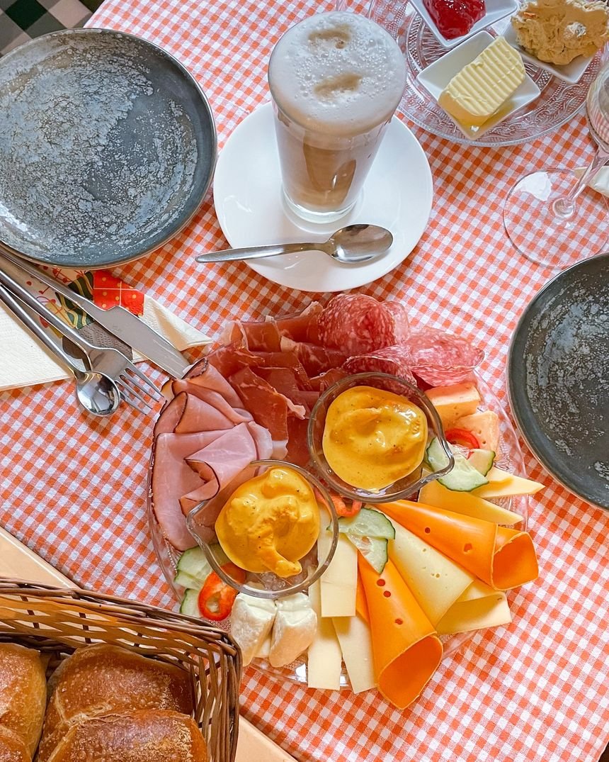Frühstück mit Kaffee im Käsladen