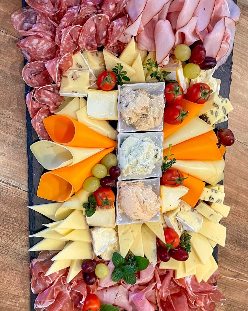 Brotzeitplatte mit Käse und Wurst
