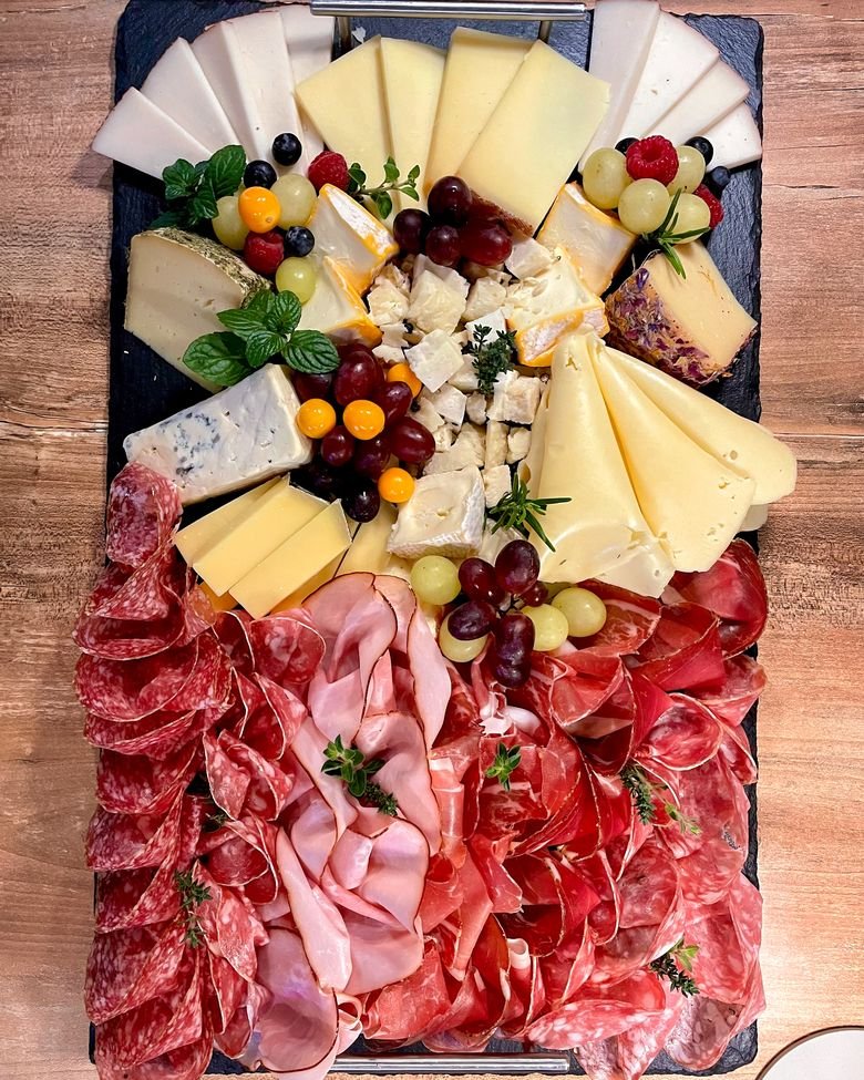 Reichhaltige Platte mit Käse und Charcuterie