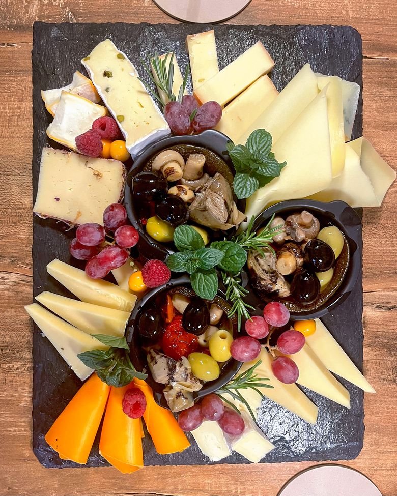 Käseplatte mit Dips und Antipasti