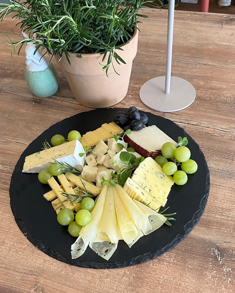 Käseplatte auf Schiefer mit Trauben